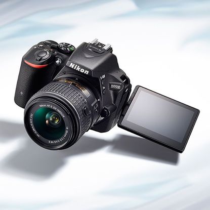 صورة تتميز كاميرا Nikon D5500 النحيفة وخفيفة الوزن بشاشة تعمل باللمس متغيرة الزاوية