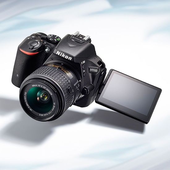صورة تتميز كاميرا Nikon D5500 النحيفة وخفيفة الوزن بشاشة تعمل باللمس متغيرة الزاوية