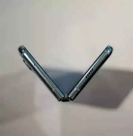 صورة لقسم هاتف قابل للطي